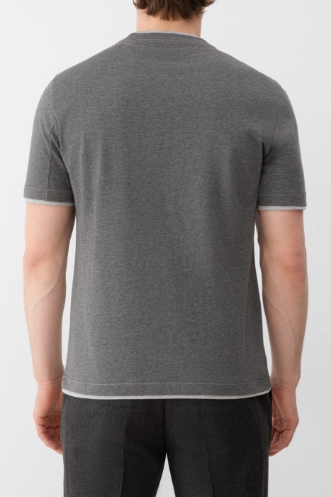 футболка  модель из капсульной коллекции от бренда brunello cucinelli вид слева