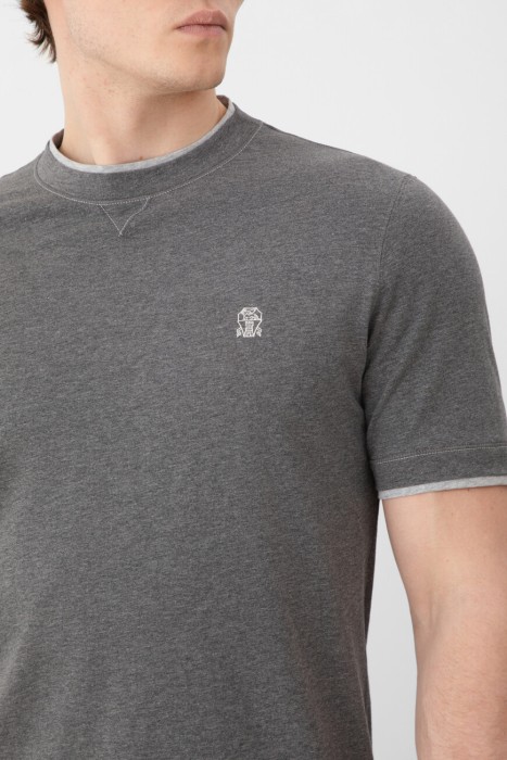 футболка  модель из капсульной коллекции из италии вид сбоку