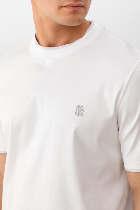 футболка  модель из капсульной коллекции из италии вид сбоку