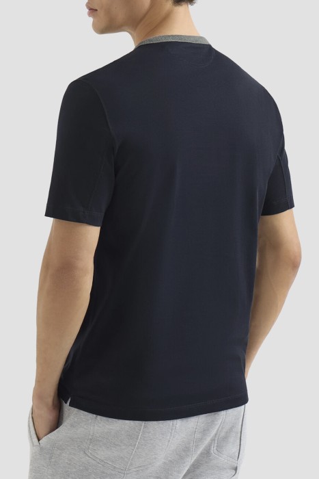 футболка  модель из коллекции «одежда для путешествий» (`travelwear`) по цене 107500 руб вид справа