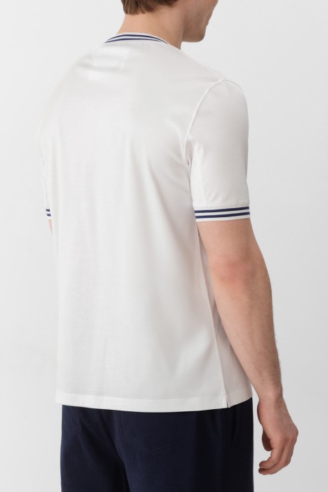 футболка  модель из линейки одежды для путешествий от бренда brunello cucinelli вид слева