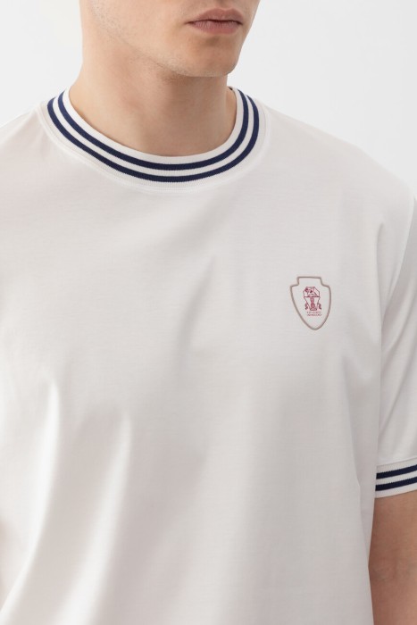 футболка  модель из линейки одежды для путешествий из италии вид сбоку