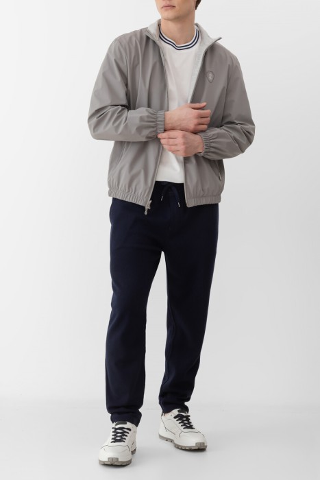 Товар белого цвета с внутренней стороны