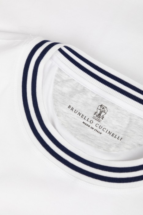 футболка  модель из линейки одежды для путешествий из хлопка спереди