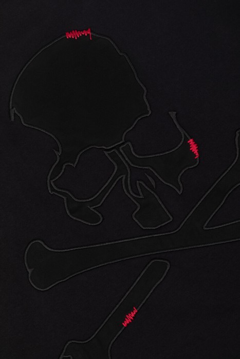 футболка  модель skull&bones повседневного стиля с лицевой стороны