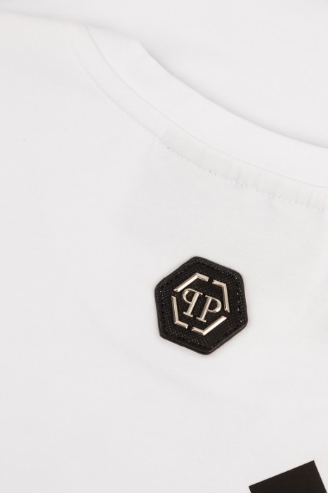 футболка  с контрастным лого белый универсального стиля с лицевой стороны