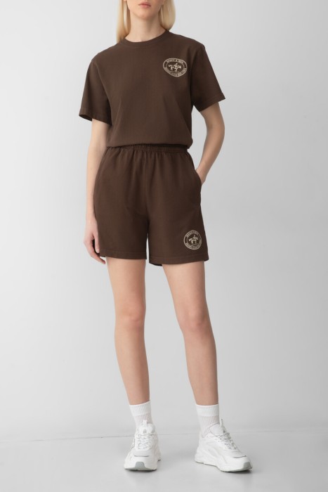 Товар коричневого цвета с внутренней стороны