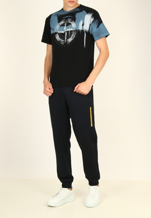 футболка  от бренда stone island вид слева