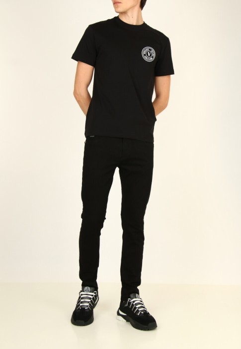 футболка  от бренда versace jeans couture вид слева