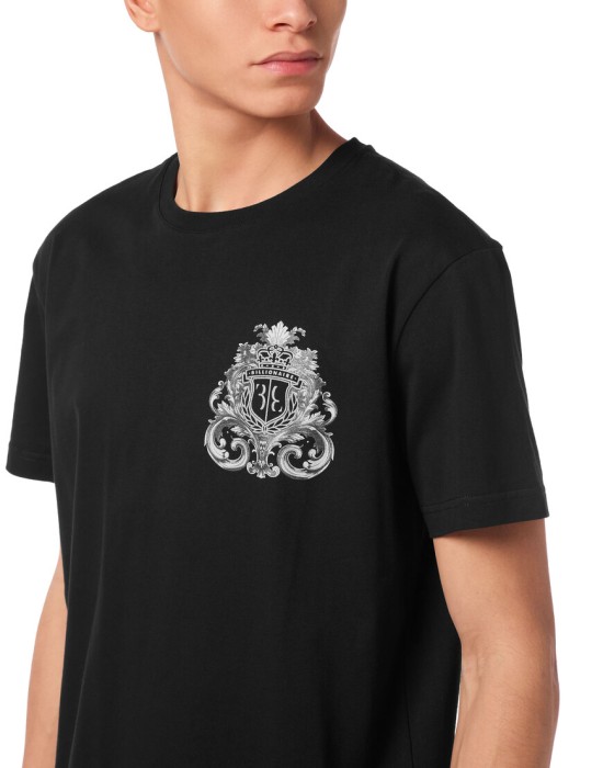 Товар черного цвета с внутренней стороны