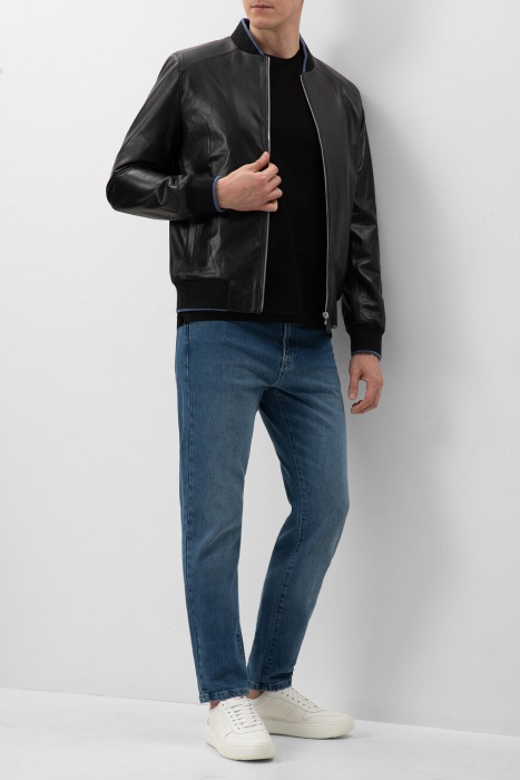 Товар черного цвета с внутренней стороны