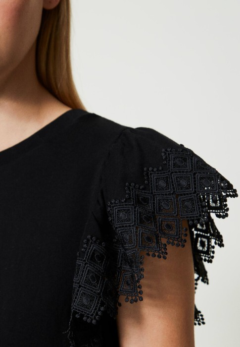 Товар черного цвета с внутренней стороны