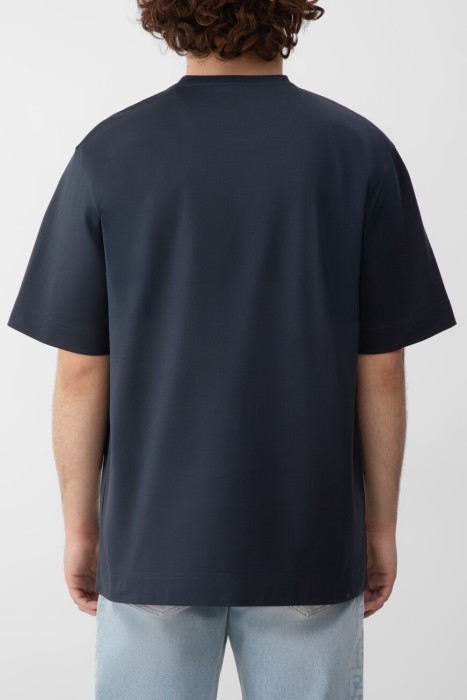 футболка  от бренда fendi вид слева