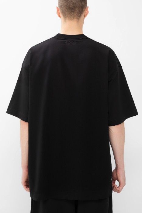 футболка  от бренда vetements вид слева