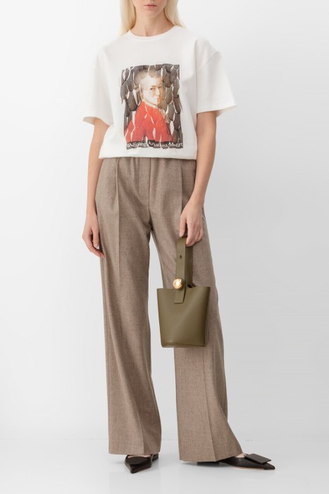 Товар белого цвета с внутренней стороны