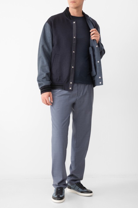 Товар синего цвета с внутренней стороны