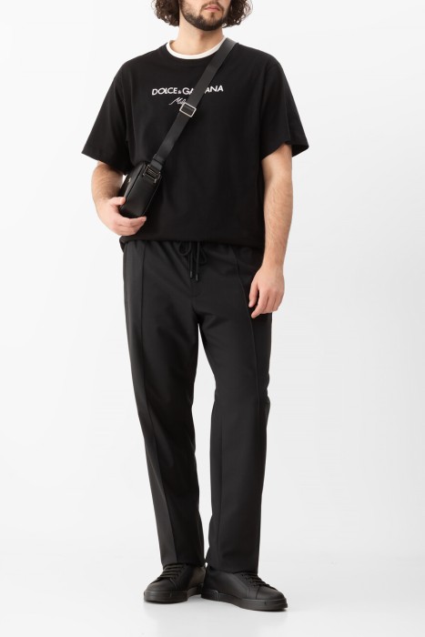 Товар черного цвета с внутренней стороны