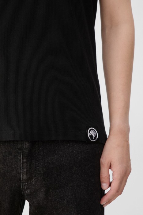 Товар черного цвета с внутренней стороны