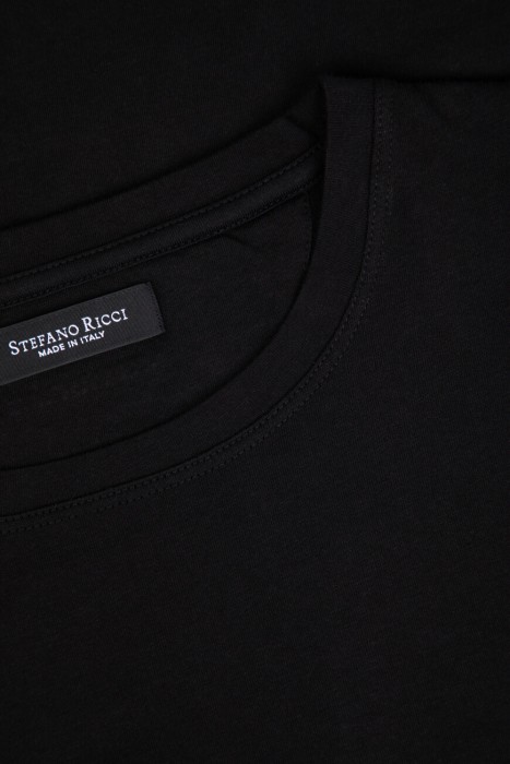 Товар черного цвета с внутренней стороны