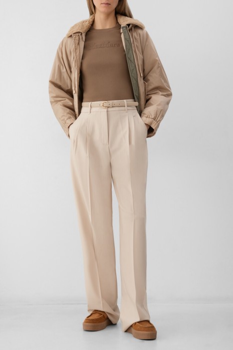 Товар коричневого цвета с внутренней стороны