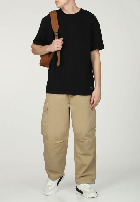 футболка  от бренда carhartt wip вид слева