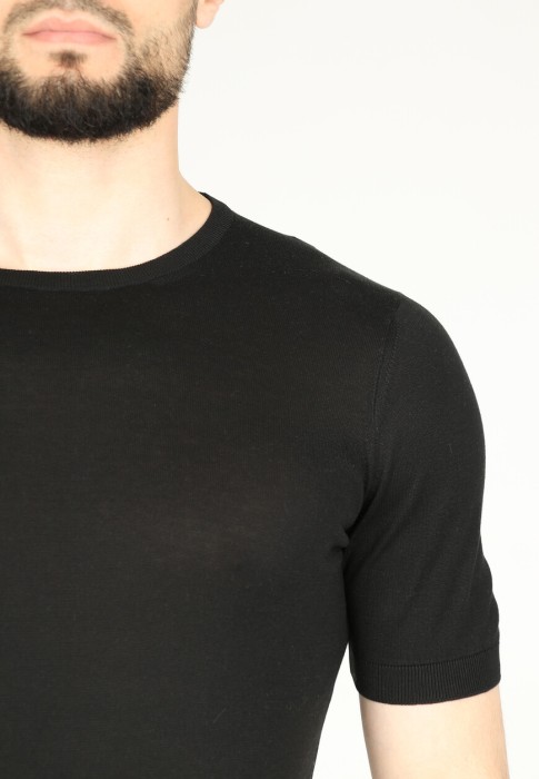 Товар черного цвета с внутренней стороны