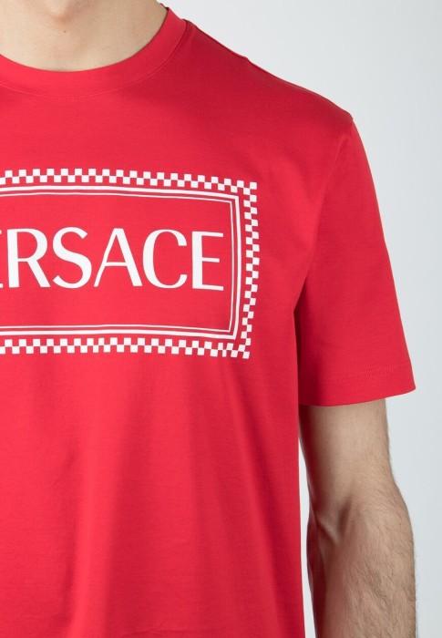 Товар красного цвета с внутренней стороны