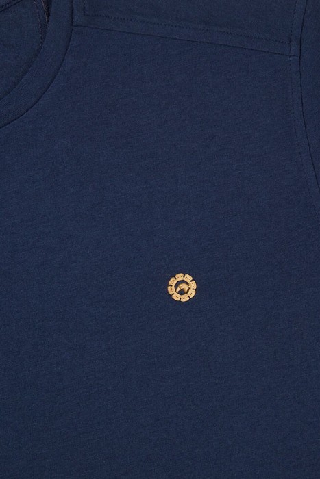 футболка  из англии вид сбоку