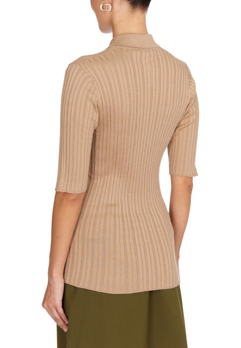 Товар бежевого цвета с внутренней стороны