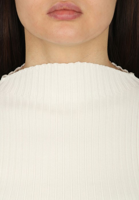 Товар белого цвета с внутренней стороны