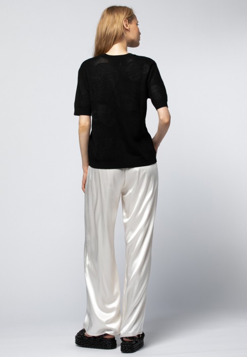 Товар черного цвета с внутренней стороны