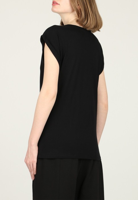 Товар черного цвета с внутренней стороны