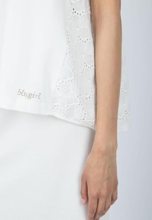 Товар белого цвета с внутренней стороны