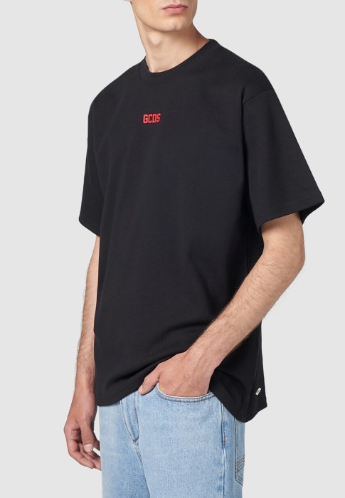 футболка  от бренда gcds вид слева