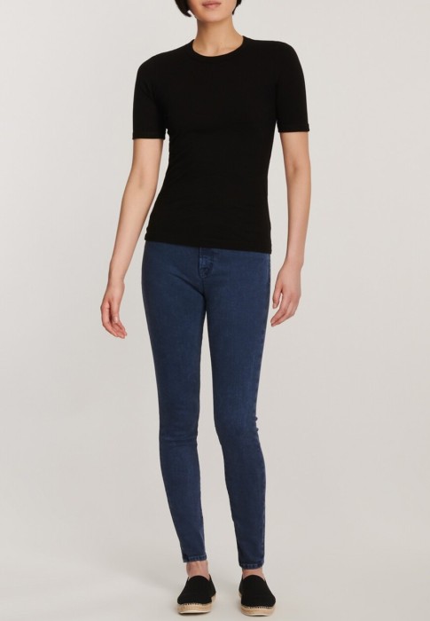 футболка  от известного бренда вид слева