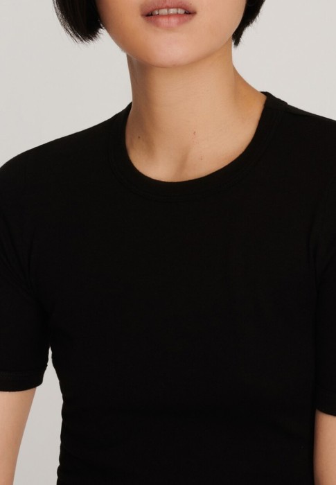 Товар черного цвета с внутренней стороны