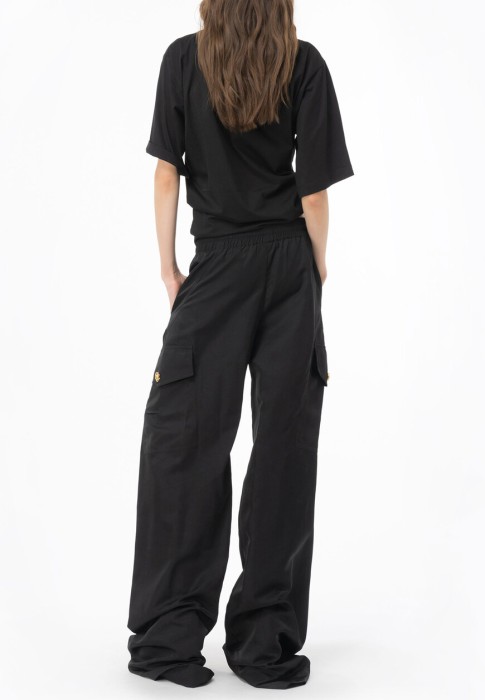 Товар черного цвета с внутренней стороны