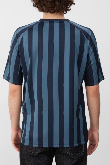 футболка  от бренда fendi вид слева