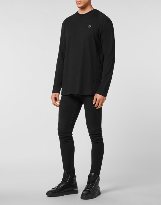 Товар черного цвета с внутренней стороны