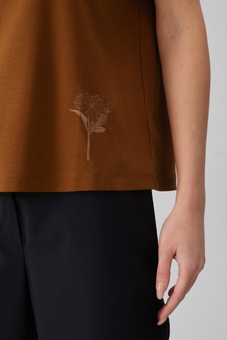 Товар коричневого цвета с внутренней стороны