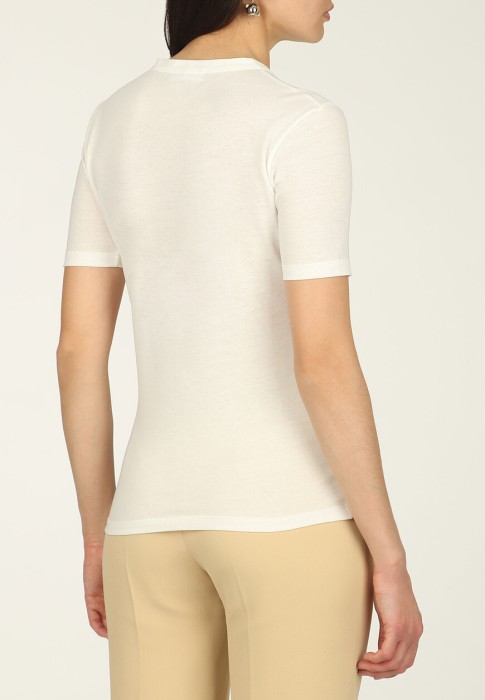 Товар белого цвета с внутренней стороны