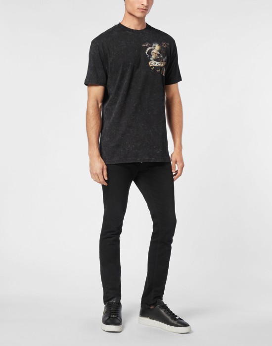 Товар черного цвета с внутренней стороны