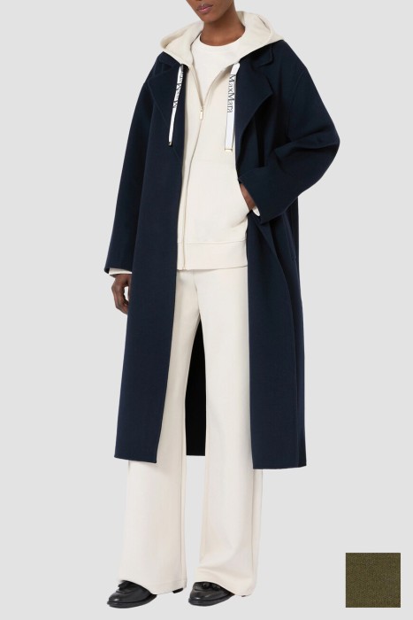 Товар хаки цвета с внутренней стороны