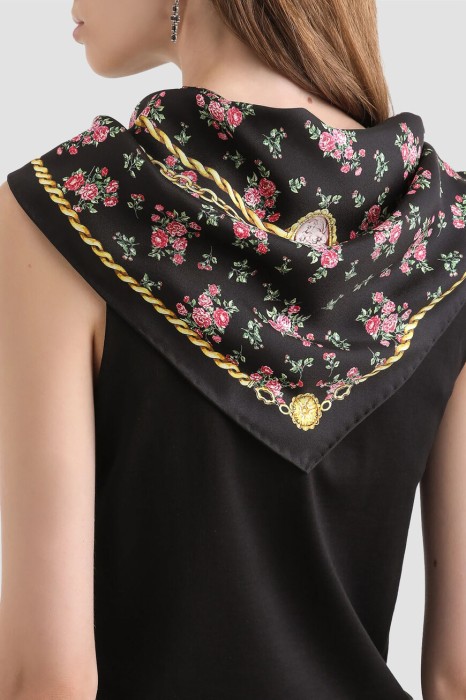 Товар черного цвета с внутренней стороны