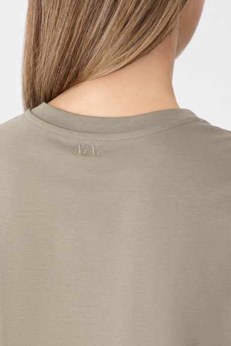 Товар хаки цвета с внутренней стороны