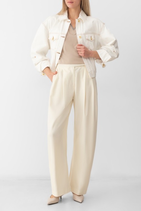 Товар бежевого цвета с внутренней стороны