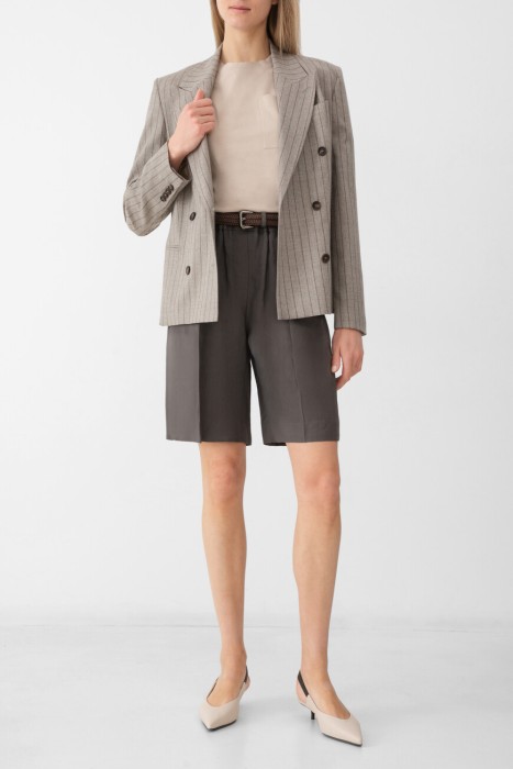 Товар бежевого цвета с внутренней стороны