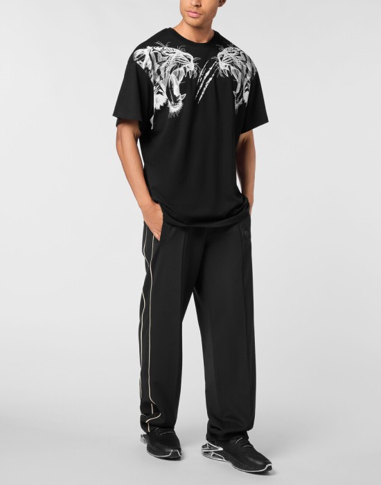 Товар черного цвета с внутренней стороны