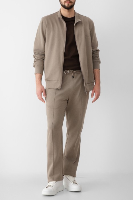 Товар коричневого цвета с внутренней стороны