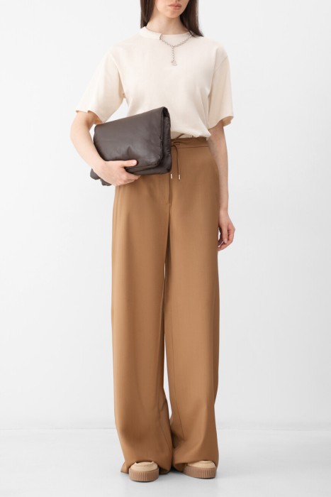 Товар бежевого цвета с внутренней стороны